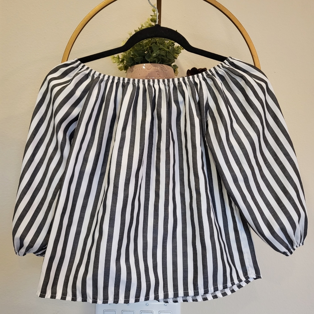 $25 Off the Shoulder stripped Crop Top with ruched sleeves size S